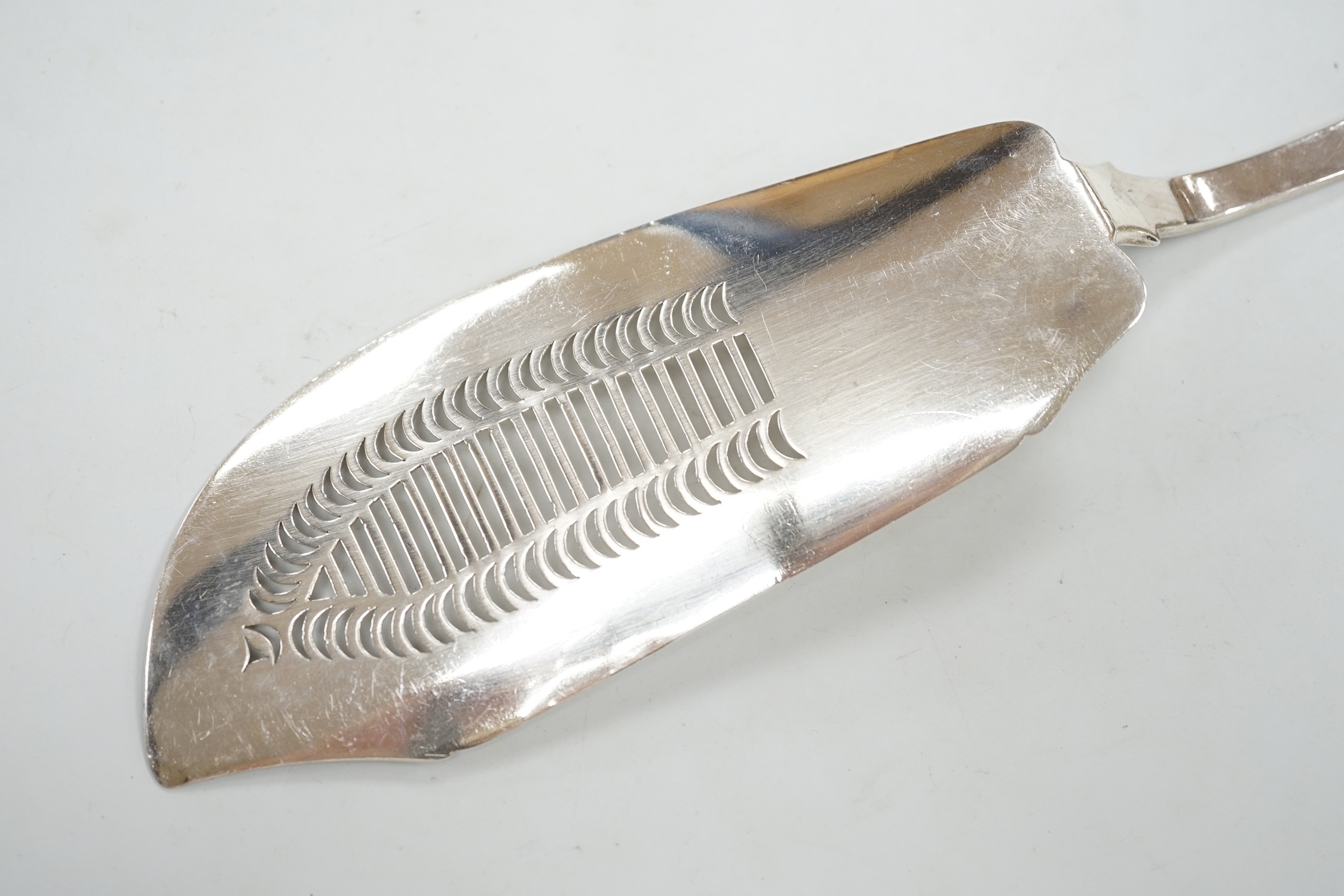 A George IV silver fiddle pattern fish slice, William Knight II, London, 1820, 4.7oz.
